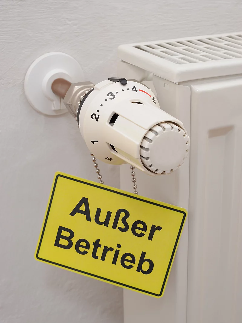 Heizung ausser Betrieb Heizungsthermostat mit gelbem Schild Ausser Betrieb